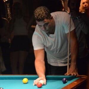 Exclusif - Ronaldo s'exerce au billard au Titty Twister à Paris, le 3 octobre 2015, sous le yeux de sa compagne Celina Locks