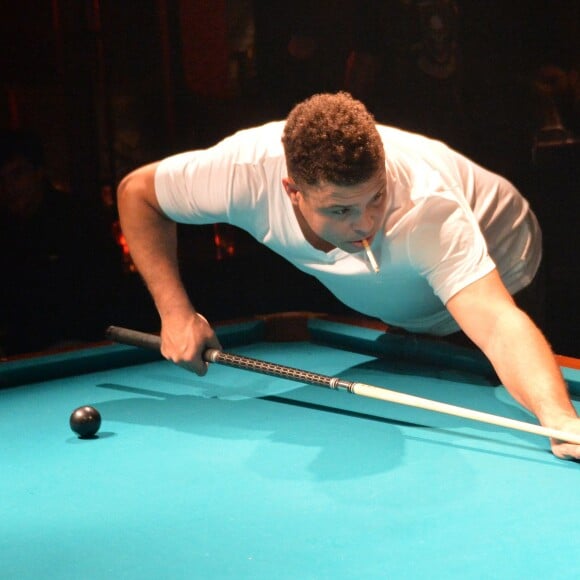 Exclusif - Ronaldo s'exerce au billard au Titty Twister à Paris, le 3 octobre 2015, sous le yeux de sa compagne Celina Locks