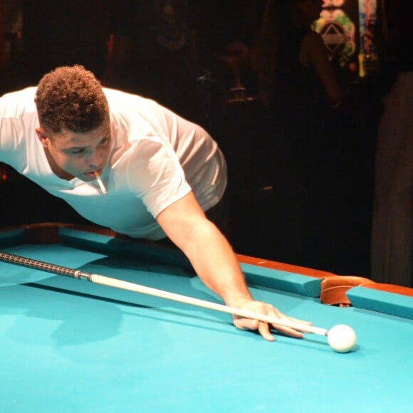 Exclusif - Ronaldo s'exerce au billard au Titty Twister à Paris, le 3 octobre 2015, sous le yeux de sa compagne Celina Locks