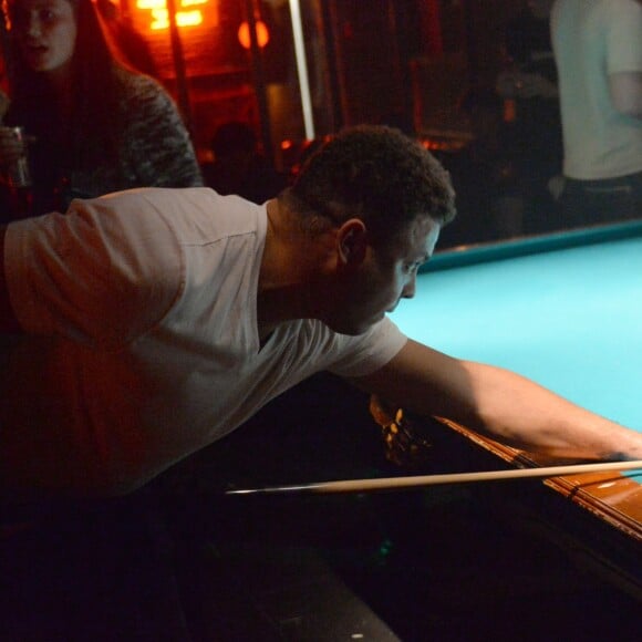 Exclusif - Ronaldo s'exerce au billard au Titty Twister à Paris, le 3 octobre 2015, sous le yeux de sa compagne Celina Locks