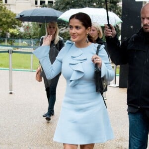 Salma Hayek lors du défilé Giambattista Valli (collection prêt-à-porter printemps-été 2016) au Grand Palais. Paris, le 5 octobre 2015.