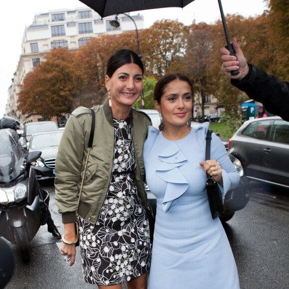 Salma Hayek et la rédactrice mode (W et Vogue Japan) Giovanna Battaglia lors du défilé Giambattista Valli (collection prêt-à-porter printemps-été 2016) au Grand Palais. Paris, le 5 octobre 2015.