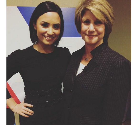 Demi Lovato a rencontré Linda Rosenberg, membre du National Council, à Washington pour parler des troubles de la sante méntale et comment en venir à bout photo postée sur Instagram, octobre 2015.