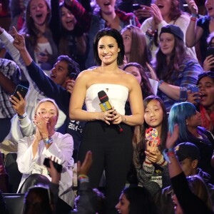 Carly Rae Jepsen en concert avec Demi Lovato au ‘We Day Toronto' à Toronto, le 1er octobre 2015