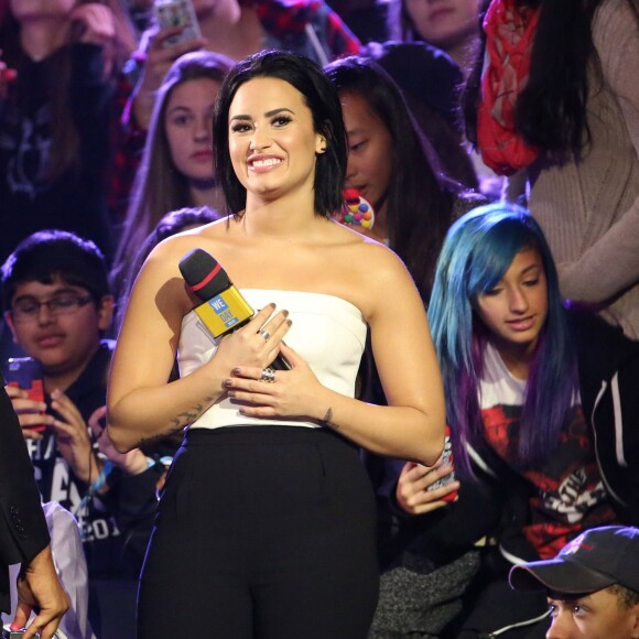 Carly Rae Jepsen en concert avec Demi Lovato au ‘We Day Toronto' à Toronto, le 1er octobre 2015