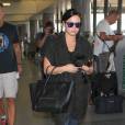 Demi Lovato et son chien à l'aéroport de Los Angeles, le 28 septembre 2015. La chanteuse vient de perdre son grand-père