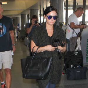 Demi Lovato et son chien à l'aéroport de Los Angeles, le 28 septembre 2015. La chanteuse vient de perdre son grand-père