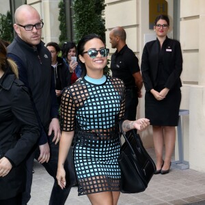 Exclusif - Demi Lovato quitte son hôtel parisien pour se rendre à la radio NRJ à Paris le 07 septembre 2015.