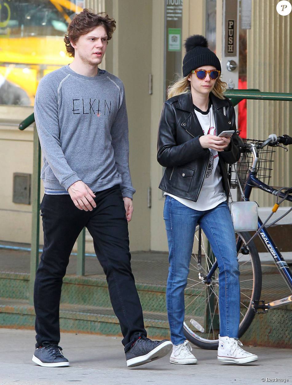 Emma Roberts et son petit ami Evan Peters se promènent dans les rues de