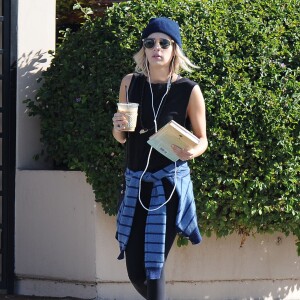 Emma Roberts prend un café glacé à emporter chez Urth Caffe à West Hollywood, le 19 janvier 2015.
