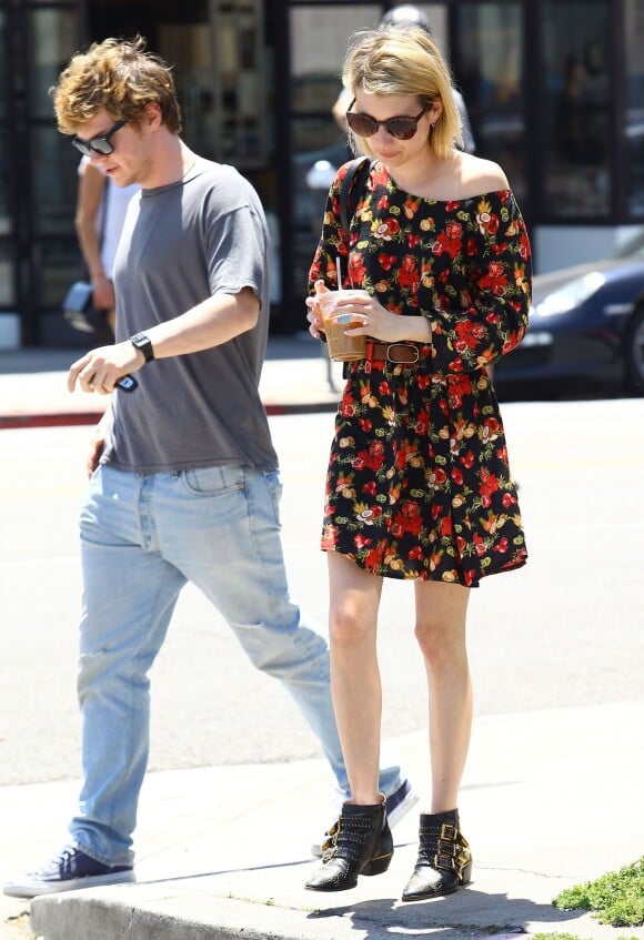 Emma Roberts et son fiancé Evan Peters sont allés déjeuner à West Hollywood, le 29 avril 2014 Engaged coupled Emma Roberts and Evan Peters grab some lunch together in West Hollywood, California