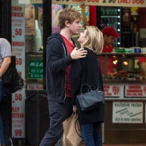 Exclusif - Emma Roberts et son fiancé Evan Peters font du shopping à New York, le 22 avril 2014.