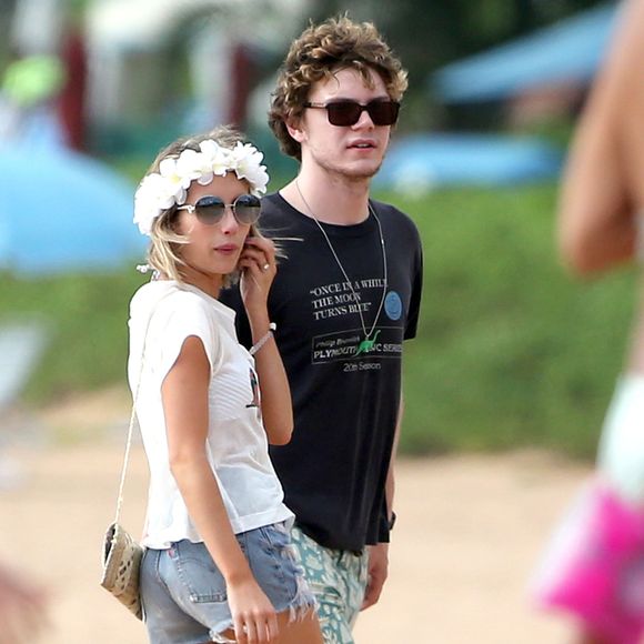 Emma Roberts et son fiancé Evan Peters passent du bon temps sur une plage à Maui pendant leurs vacances. Le 3 juin 2014