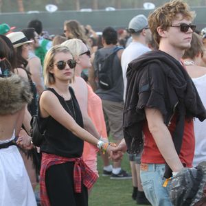Emma Roberts et son fiancé Evan Peters - People lors 2ème jour du festival de Coachella, le 12 avril 2014.