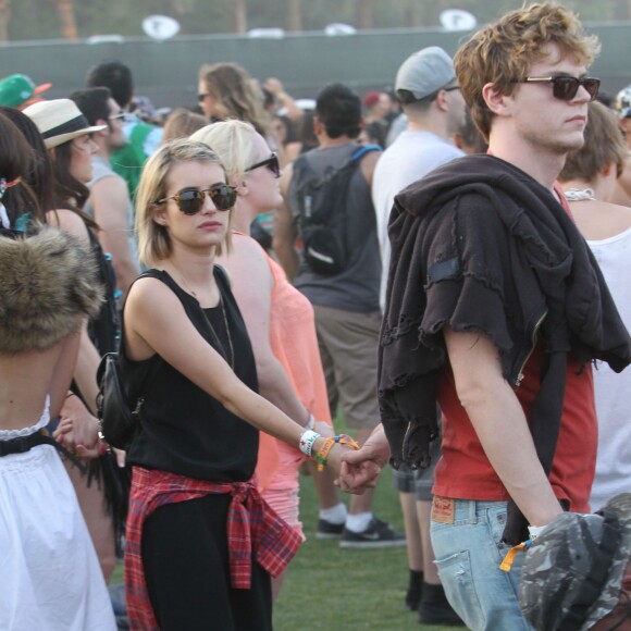 Emma Roberts et son fiancé Evan Peters - People lors 2ème jour du festival de Coachella, le 12 avril 2014.