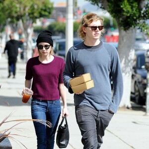 Emma Roberts et Evan Peters sont allés déjeuner à Los Angeles, le 20 mars 2014