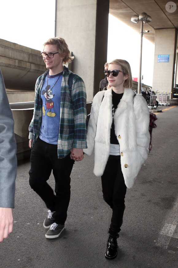 Emma Roberts et son fiancé Evan Peters arrivent à l'aéroport Roissy Charles-de-Gaulle à Paris. Le 26 février 2014