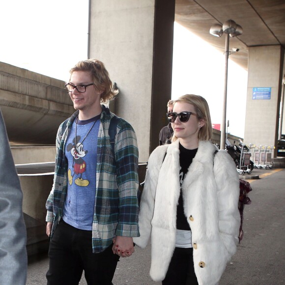 Emma Roberts et son fiancé Evan Peters arrivent à l'aéroport Roissy Charles-de-Gaulle à Paris. Le 26 février 2014