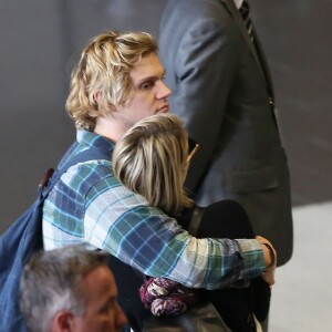 Emma Roberts et son fiancé Evan Peters arrivent à l'aéroport de Roissy-Charles-de-Gaulle le 26 février 2014