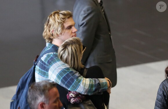 Emma Roberts et son fiancé Evan Peters arrivent à l'aéroport de Roissy-Charles-de-Gaulle le 26 février 2014