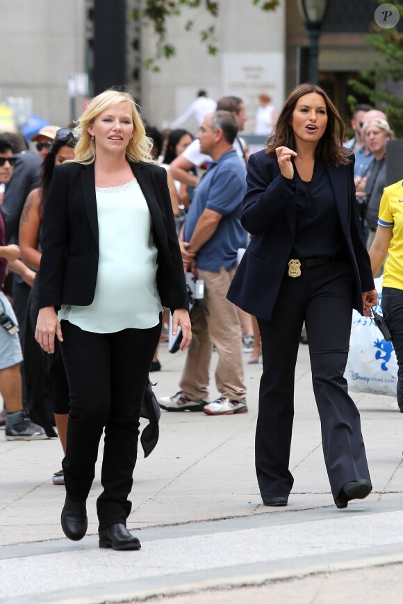 Mariska Hargitay et Kelli Giddish, enceinte, sur le tournage de New York : Unité Spéciale à New York, le 1er septembre 2015