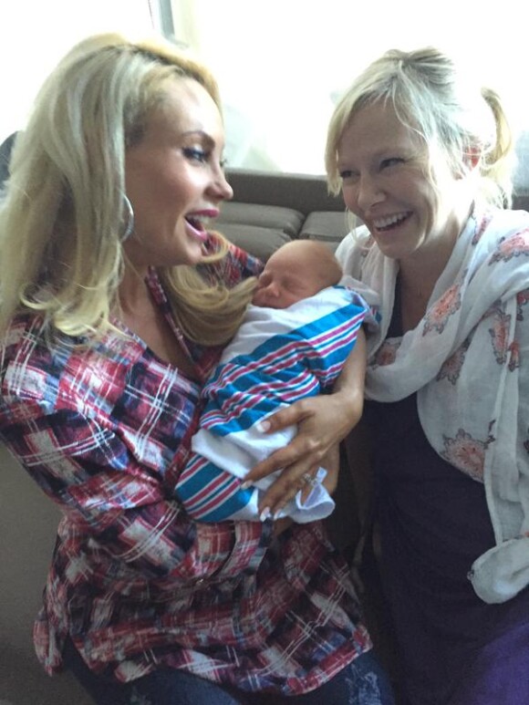 Coco, l'épouse d'Ice-T, avec la jeune maman Kelli Giddish et le bébé de cette dernière - Photo publiée le 6 octobre 2015