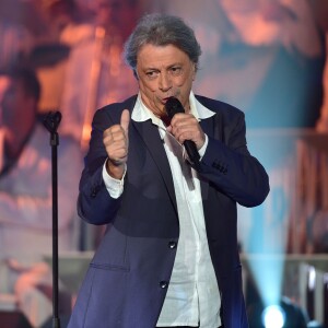 Hervé Vilard lors de l'enregistrement de l'émission Les Années Bonheur présentée par Patrick Sébastien à La Plaine Saint-Denis le 22 septembre 2015, pour une diffusion le 10 octobre