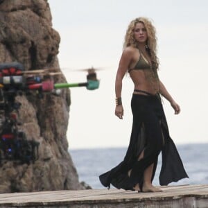 Shakira danse sur le tournage d'une publicité sur une plage en Catalogne, sous les yeux de son fils Milan, le 8 octobre 2015.