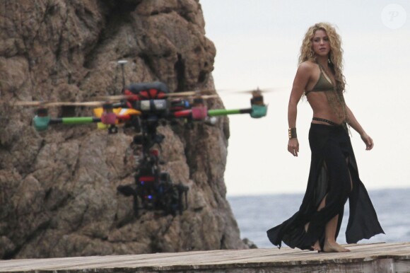 Shakira danse sur le tournage d'une publicité sur une plage en Catalogne, sous les yeux de son fils Milan, le 8 octobre 2015.