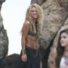La chanteuse Shakira danse sur le tournage d'une publicité sur une plage en Catalogne, sous les yeux de son fils Milan, le 8 octobre 2015.