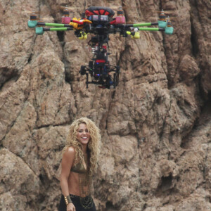 Shakira danse sur le tournage d'une publicité sur une plage en Catalogne, sous les yeux de son fils Milan, le 8 octobre 2015.