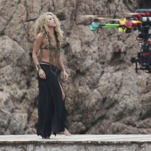 Shakira danse sur le tournage d'une publicité sur une plage en Catalogne, sous les yeux de son fils Milan, le 8 octobre 2015.