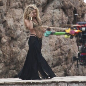 Shakira danse sur le tournage d'une publicité sur une plage en Catalogne, sous les yeux de son fils Milan, le 8 octobre 2015.