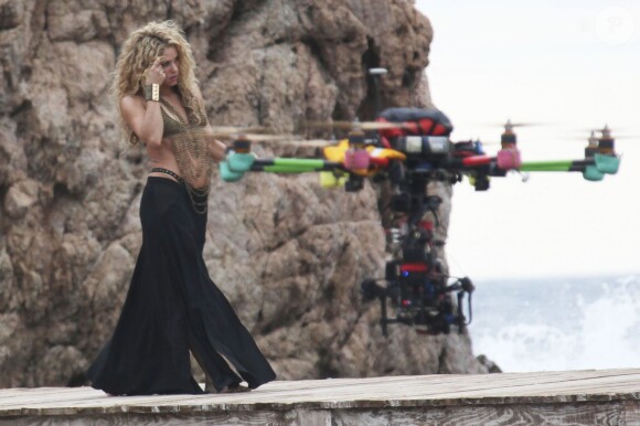 Shakira danse sur le tournage d'une publicité sur une plage en Catalogne, sous les yeux de son fils Milan, le 8 octobre 2015.