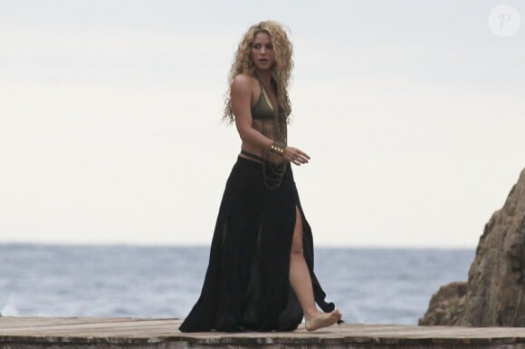 Shakira danse sur le tournage d'une publicité sur une plage en Catalogne, sous les yeux de son fils Milan, le 8 octobre 2015.