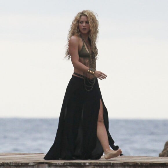 Shakira danse sur le tournage d'une publicité sur une plage en Catalogne, sous les yeux de son fils Milan, le 8 octobre 2015.