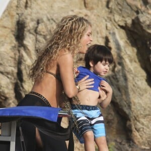 Shakira danse sur le tournage d'une publicité sur une plage en Catalogne, sous les yeux de son fils Milan, le 8 octobre 2015.