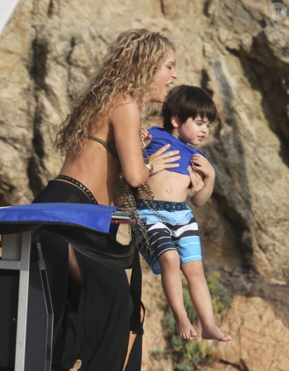 Shakira danse sur le tournage d'une publicité sur une plage en Catalogne, sous les yeux de son fils Milan, le 8 octobre 2015.