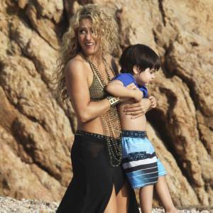 Shakira danse sur le tournage d'une publicité sur une plage en Catalogne, sous les yeux de son fils Milan, le 8 octobre 2015.