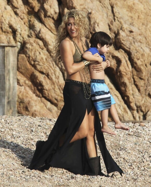 Shakira danse sur le tournage d'une publicité sur une plage en Catalogne, sous les yeux de son fils Milan, le 8 octobre 2015.