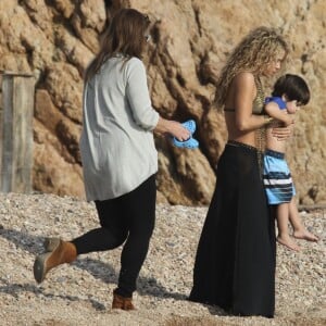 Shakira danse sur le tournage d'une publicité sur une plage en Catalogne, sous les yeux de son fils aîné Milan, le 8 octobre 2015.