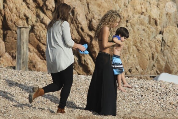 Shakira danse sur le tournage d'une publicité sur une plage en Catalogne, sous les yeux de son fils aîné Milan, le 8 octobre 2015.