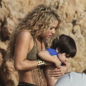 Shakira danse sur le tournage d'une publicité sur une plage en Catalogne, sous les yeux de son fils Milan, le 8 octobre 2015.