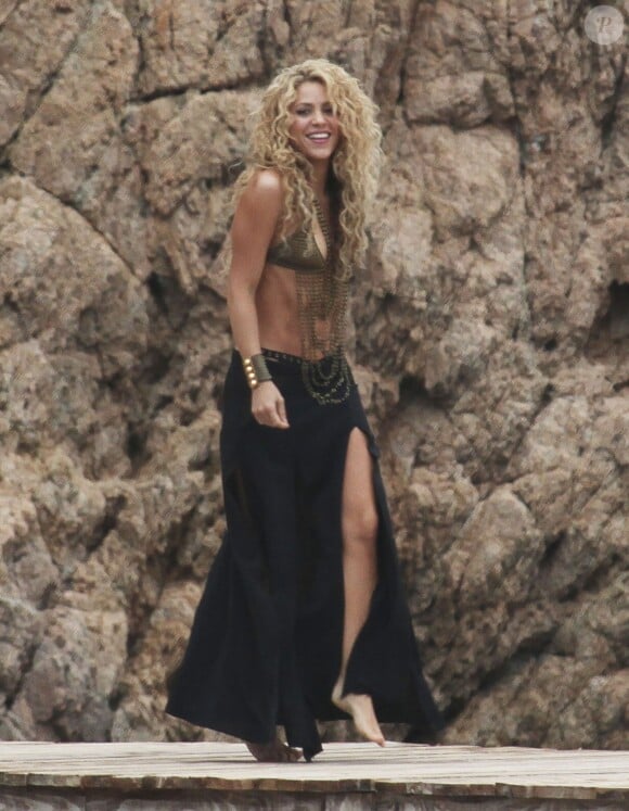 Shakira danse sur le tournage d'une publicité sur une plage en Catalogne, sous les yeux de son fils Milan, le 8 octobre 2015.