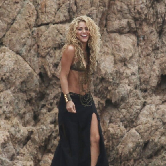 Shakira danse sur le tournage d'une publicité sur une plage en Catalogne, sous les yeux de son fils Milan, le 8 octobre 2015.