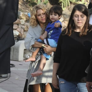 Shakira danse sur le tournage d'une publicité sur une plage en Catalogne, sous les yeux de son fils Milan, le 8 octobre 2015.