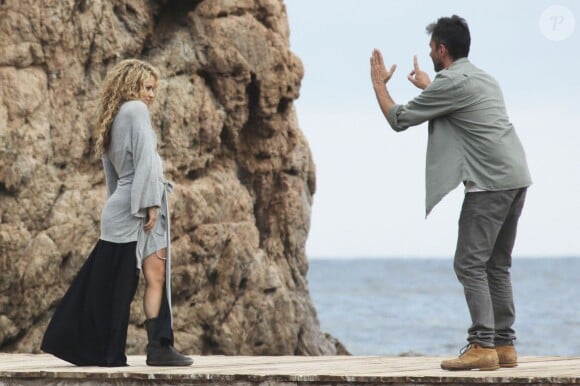 Shakira danse sur le tournage d'une publicité sur une plage en Catalogne, sous les yeux de son fils Milan, le 8 octobre 2015.