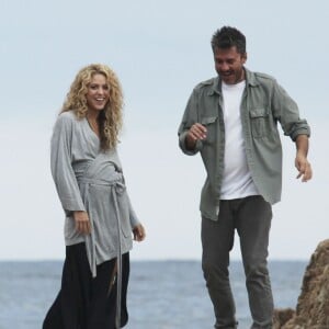 Shakira danse sur le tournage d'une publicité sur une plage en Catalogne, sous les yeux de son fils Milan, le 8 octobre 2015.