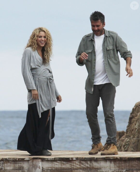 Shakira danse sur le tournage d'une publicité sur une plage en Catalogne, sous les yeux de son fils Milan, le 8 octobre 2015.