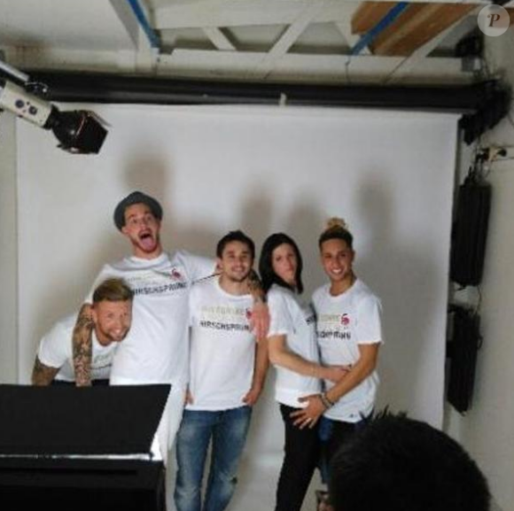 Benjamin Machet, Raphaël, Adrien et Eddy prennent la pose - Tous avec moi pour lutter contre la maladie de hirschsprung est une association caritative en cours de création.